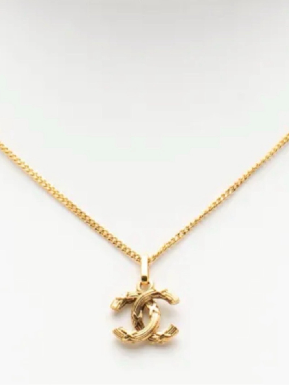 Chanel X Textured 24k gold Plated CC Logo Necklace W/Chanel Box -EUC - Picture 5 of 10